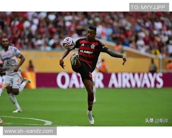 足球明星回头瞬间精彩合集展现球场魅力与个人风采